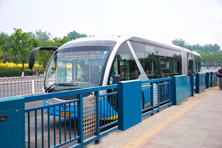 北京市公交車(chē)站護(hù)欄的規(guī)范化管理與城市公共交通的有序發(fā)展